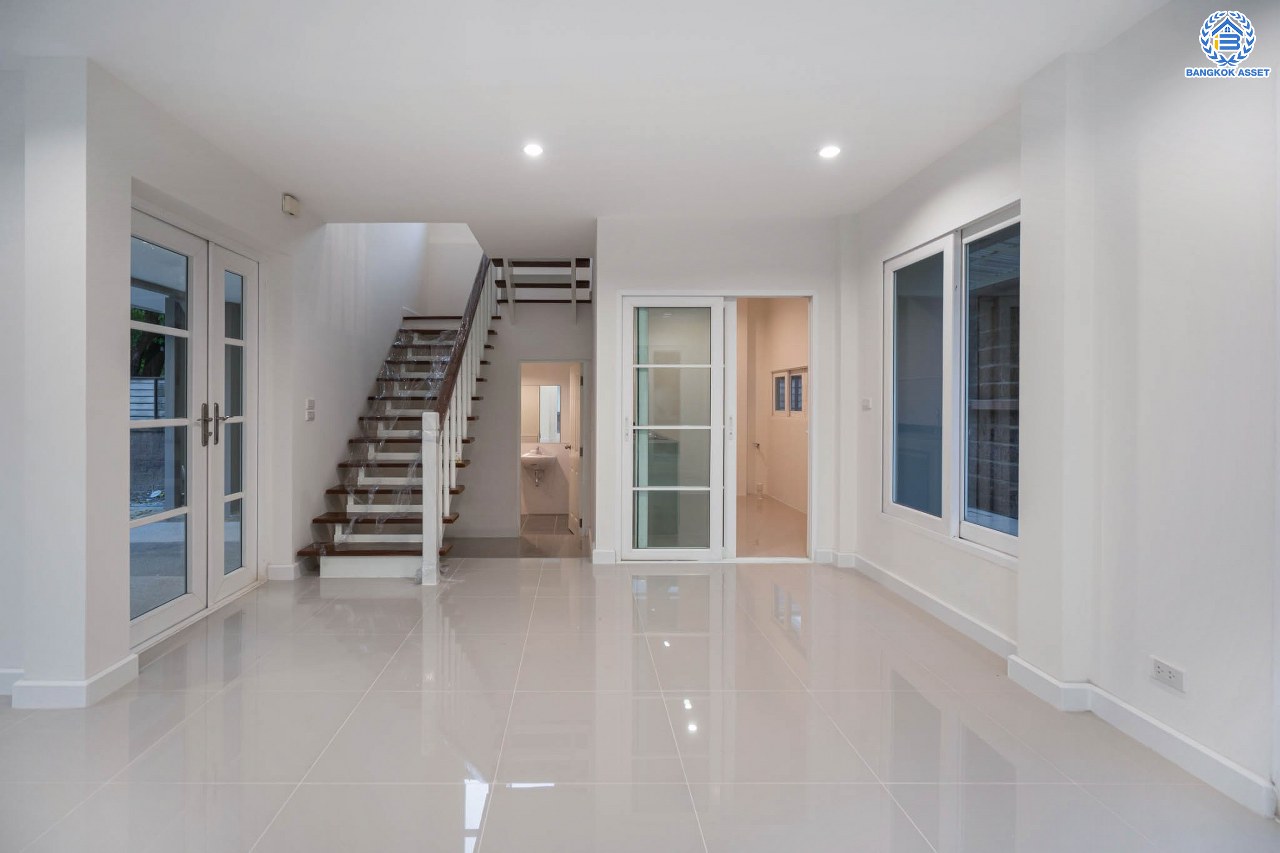 บ้านมือสองตกแต่งใหม่ โครงการ คาซ่าวิลล์ ราชพฤกษ์-รัตนาธิเบศร์2 แบรนด์ Q.House ต่อเติมครบพร้อมเข้าอยู่ เนื้อที่ 53.2 ตร.ว. ฟังก์ชันจัดเต็ม 3 ห้องนอน 3 ห้องน้ำ จอดรถได้ 2 คัน บนทำเลศักยภาพ ติดถนนราชพฤกษ์ และเพียง 10 นาทีถึงรถไฟฟ้า "สถานีบางรักน้อยท่าอิฐ"